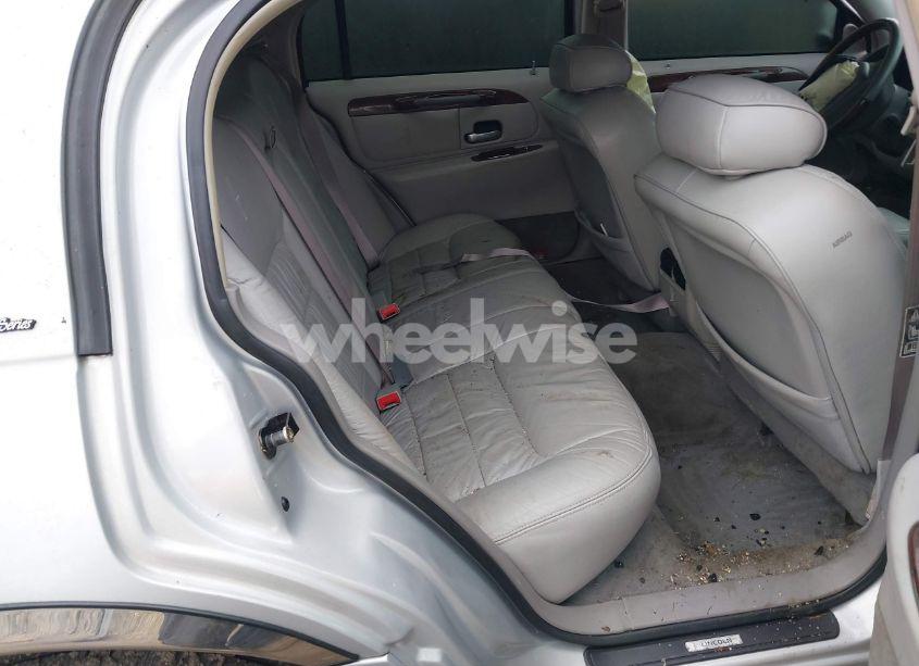 Photo 8 of 2001 Lincoln Town CAR SIGNATURE (VIN 1LNHM82W31Y609511)