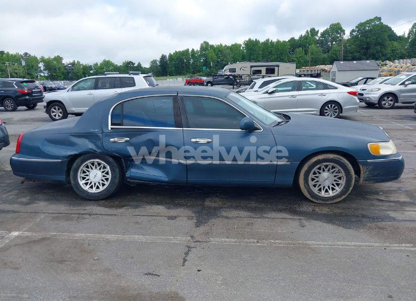 Photo 13 of 2001 Lincoln Town CAR SIGNATURE (VIN 1LNHM82W31Y671765)