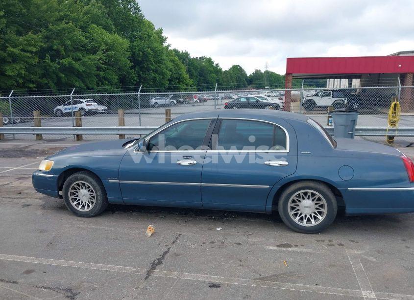 Photo 14 of 2001 Lincoln Town CAR SIGNATURE (VIN 1LNHM82W31Y671765)