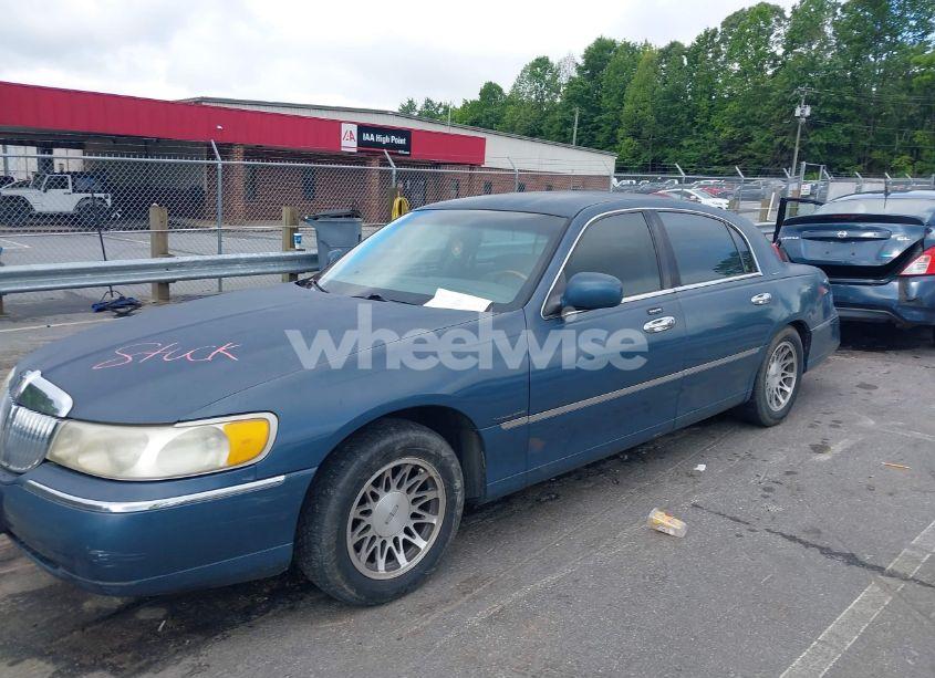 Photo 2 of 2001 Lincoln Town CAR SIGNATURE (VIN 1LNHM82W31Y671765)