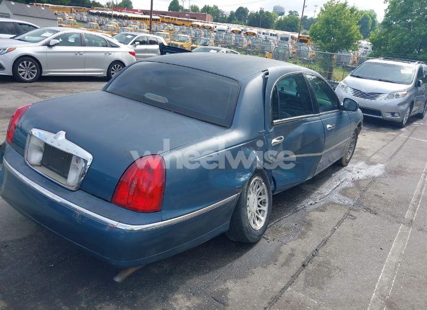 Photo 4 of 2001 Lincoln Town CAR SIGNATURE (VIN 1LNHM82W31Y671765)