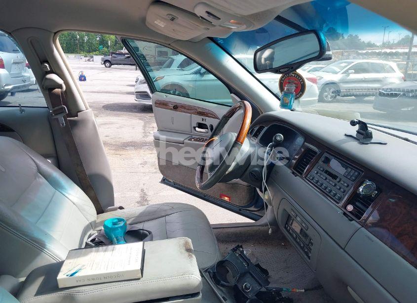 Photo 5 of 2001 Lincoln Town CAR SIGNATURE (VIN 1LNHM82W31Y671765)