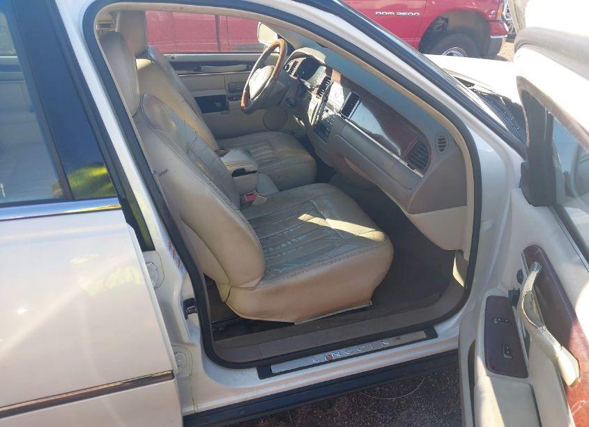 Photo 5 of 2003 Lincoln Town CAR SIGNATURE (VIN 1LNHM82W33Y609818)