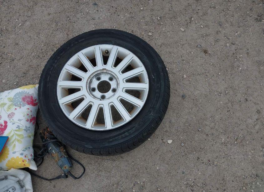 Photo 12 of 2005 Lincoln Town CAR SIGNATURE LIMITED (VIN 1LNHM82W35Y622684)