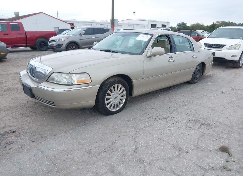 Photo 2 of 2005 Lincoln Town CAR SIGNATURE LIMITED (VIN 1LNHM82W35Y622684)