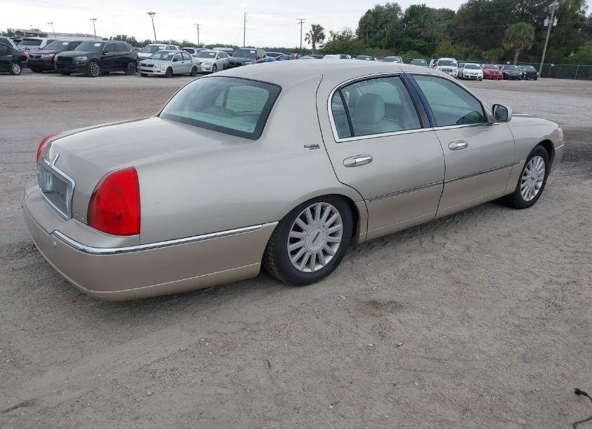 Photo 4 of 2005 Lincoln Town CAR SIGNATURE LIMITED (VIN 1LNHM82W35Y622684)