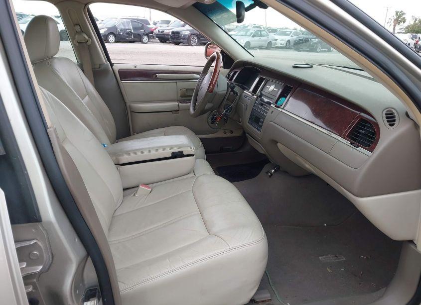 Photo 5 of 2005 Lincoln Town CAR SIGNATURE LIMITED (VIN 1LNHM82W35Y622684)
