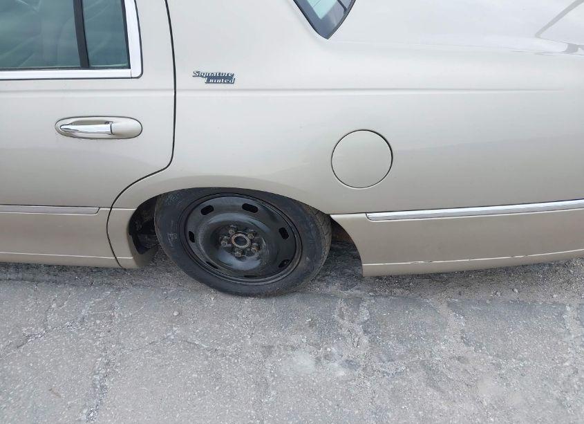 Photo 6 of 2005 Lincoln Town CAR SIGNATURE LIMITED (VIN 1LNHM82W35Y622684)