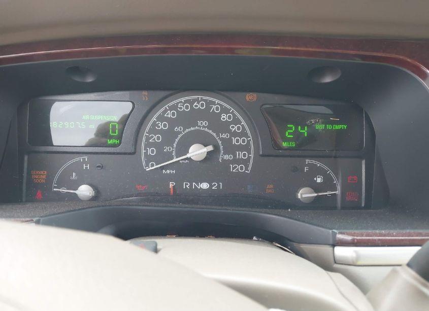 Photo 7 of 2005 Lincoln Town CAR SIGNATURE LIMITED (VIN 1LNHM82W35Y622684)