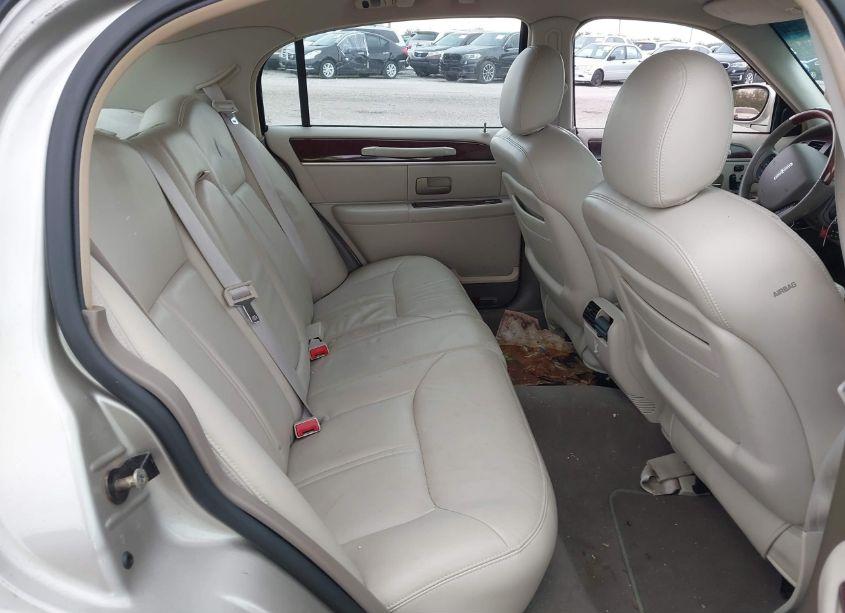 Photo 8 of 2005 Lincoln Town CAR SIGNATURE LIMITED (VIN 1LNHM82W35Y622684)