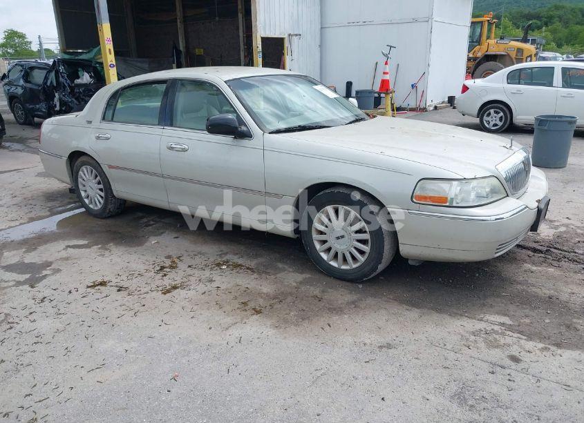 2005 Lincoln Town CAR (VIN 1LNHM82W35Y654826) main photo