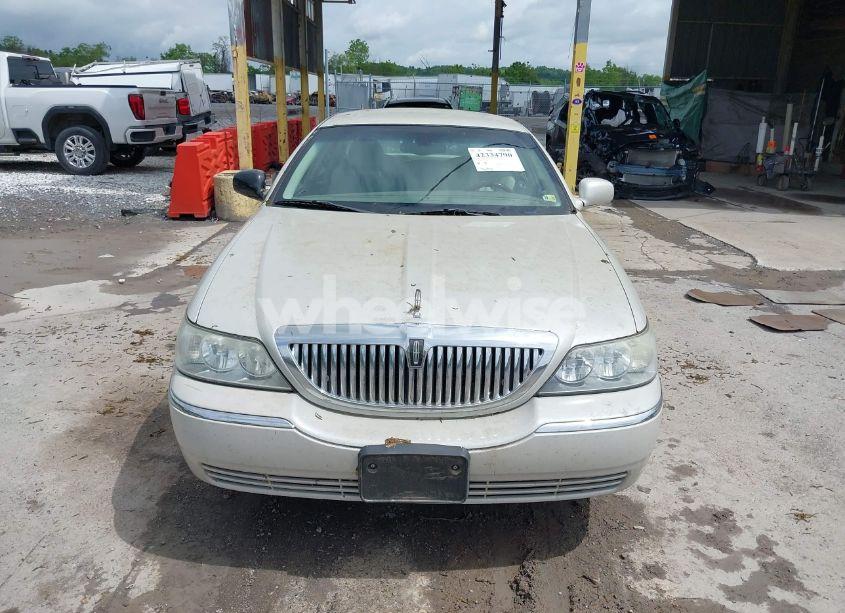 Photo 12 of 2005 Lincoln Town CAR (VIN 1LNHM82W35Y654826)