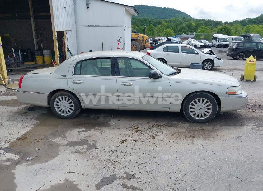 Photo 13 of 2005 Lincoln Town CAR (VIN 1LNHM82W35Y654826)