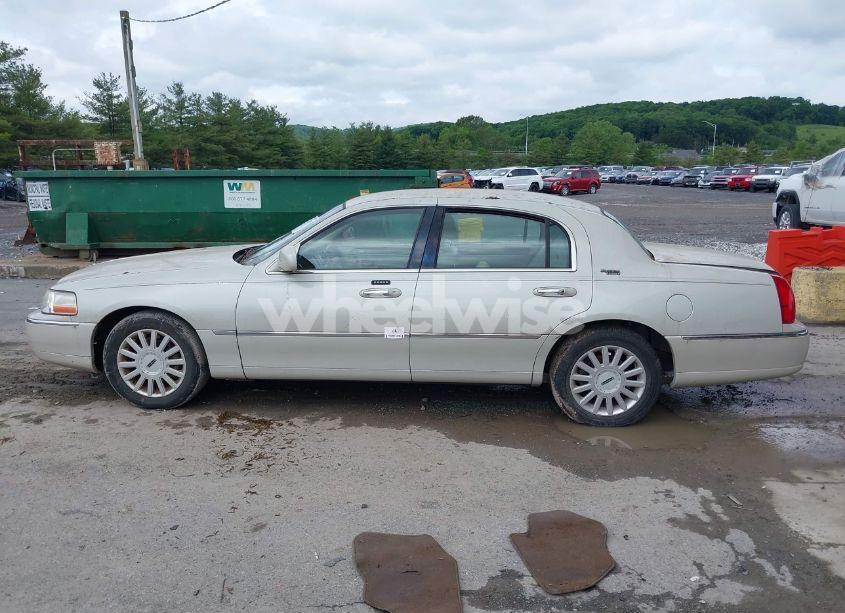 Photo 14 of 2005 Lincoln Town CAR (VIN 1LNHM82W35Y654826)