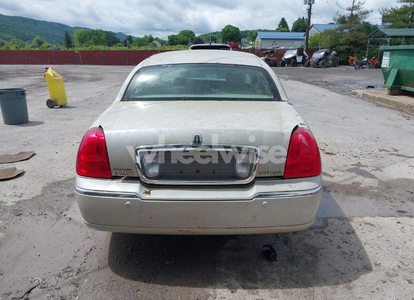 Photo 16 of 2005 Lincoln Town CAR (VIN 1LNHM82W35Y654826)