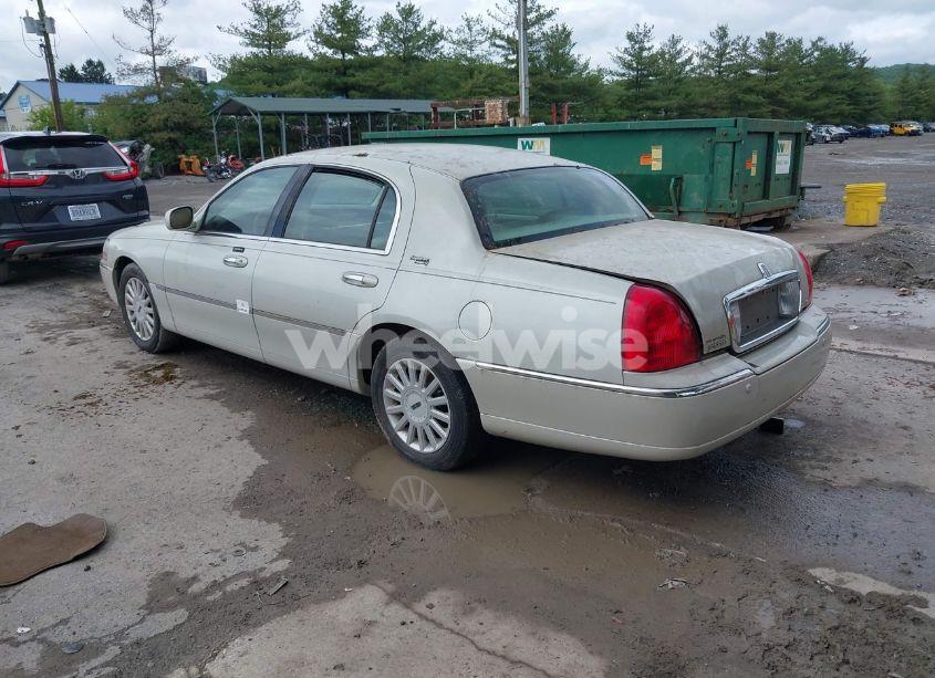 Photo 3 of 2005 Lincoln Town CAR (VIN 1LNHM82W35Y654826)