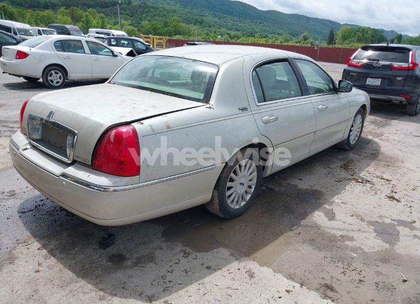Photo 4 of 2005 Lincoln Town CAR (VIN 1LNHM82W35Y654826)