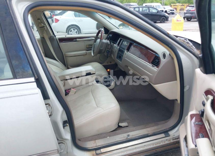 Photo 5 of 2005 Lincoln Town CAR (VIN 1LNHM82W35Y654826)