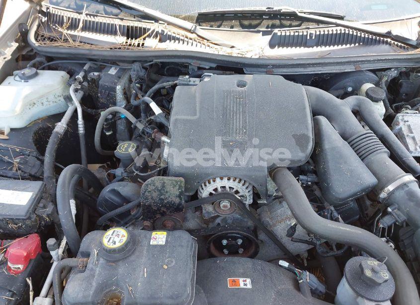 Photo 10 of 2005 Lincoln Town CAR SIGNATURE LIMITED (VIN 1LNHM82W35Y672243)