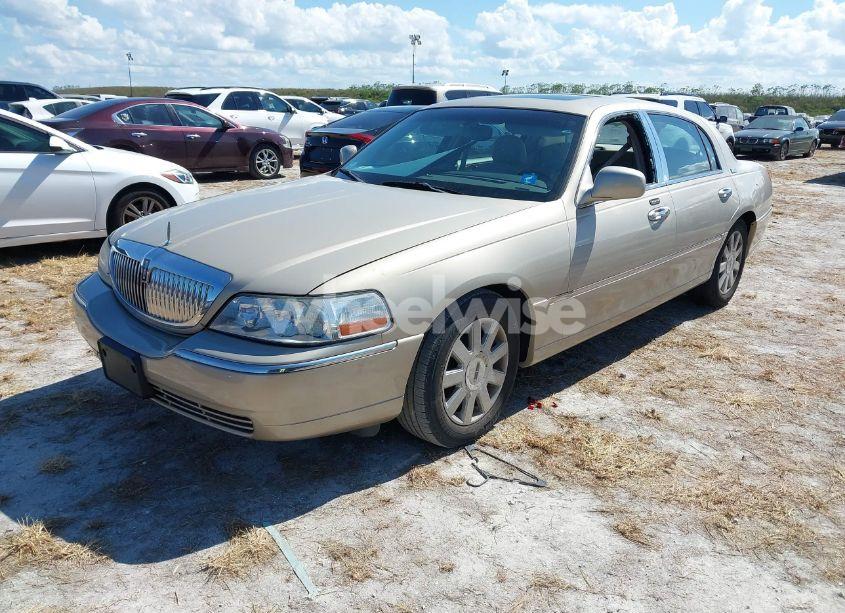 Photo 2 of 2005 Lincoln Town CAR SIGNATURE LIMITED (VIN 1LNHM82W35Y672243)