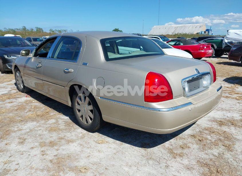 Photo 3 of 2005 Lincoln Town CAR SIGNATURE LIMITED (VIN 1LNHM82W35Y672243)