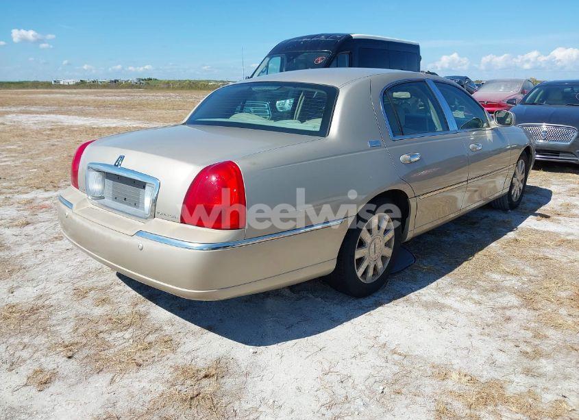 Photo 4 of 2005 Lincoln Town CAR SIGNATURE LIMITED (VIN 1LNHM82W35Y672243)