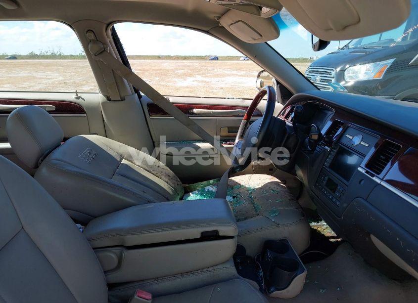 Photo 5 of 2005 Lincoln Town CAR SIGNATURE LIMITED (VIN 1LNHM82W35Y672243)