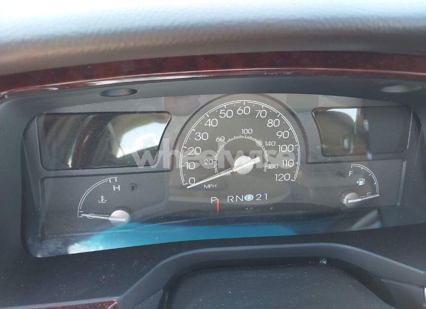 Photo 7 of 2005 Lincoln Town CAR SIGNATURE LIMITED (VIN 1LNHM82W35Y672243)