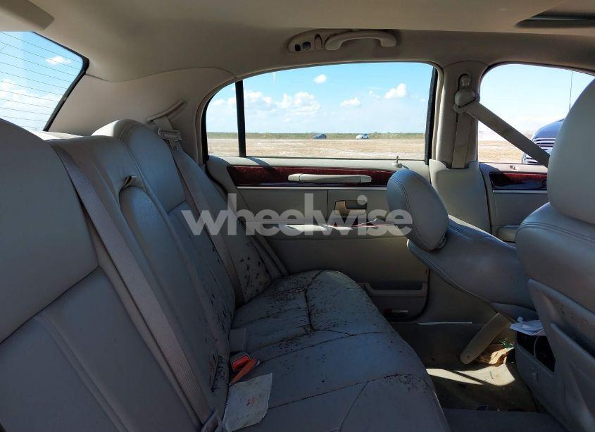 Photo 8 of 2005 Lincoln Town CAR SIGNATURE LIMITED (VIN 1LNHM82W35Y672243)