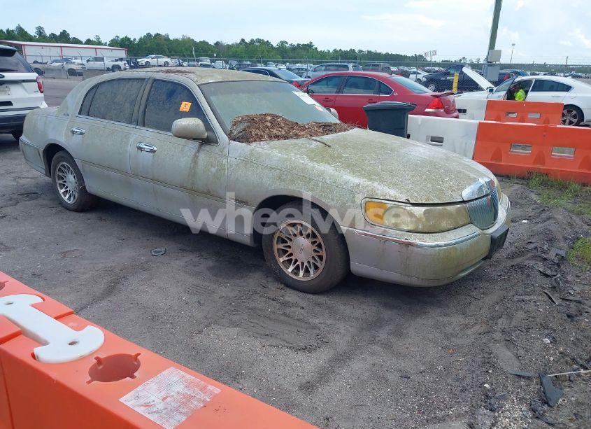 2000 Lincoln Town CAR SIGNATURE (VIN 1LNHM82W3YY859857) main photo