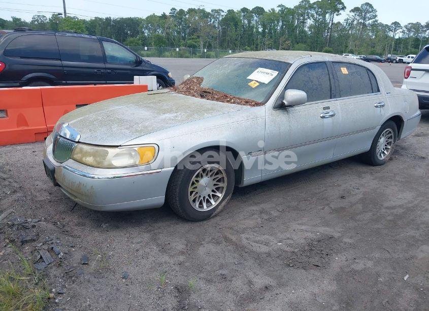 Photo 2 of 2000 Lincoln Town CAR SIGNATURE (VIN 1LNHM82W3YY859857)