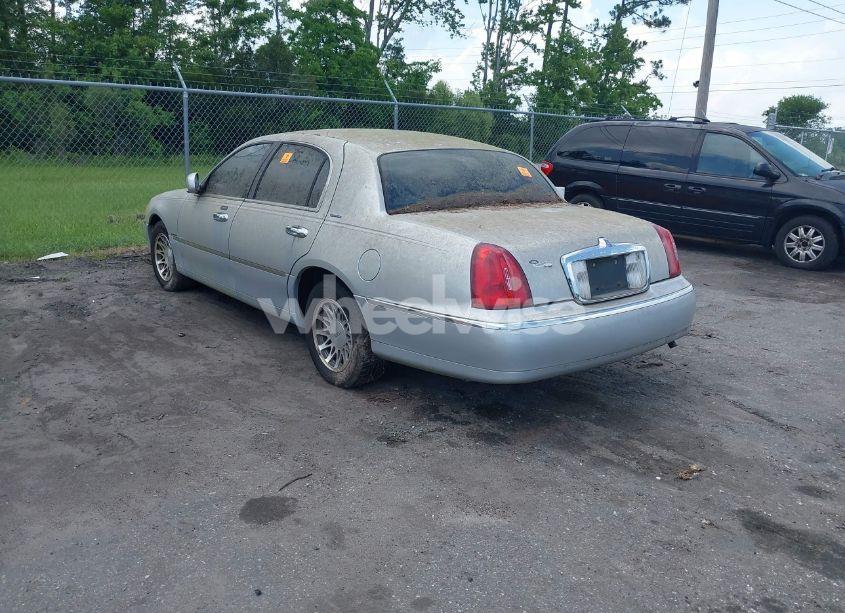 Photo 3 of 2000 Lincoln Town CAR SIGNATURE (VIN 1LNHM82W3YY859857)