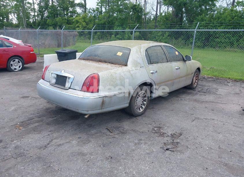 Photo 4 of 2000 Lincoln Town CAR SIGNATURE (VIN 1LNHM82W3YY859857)