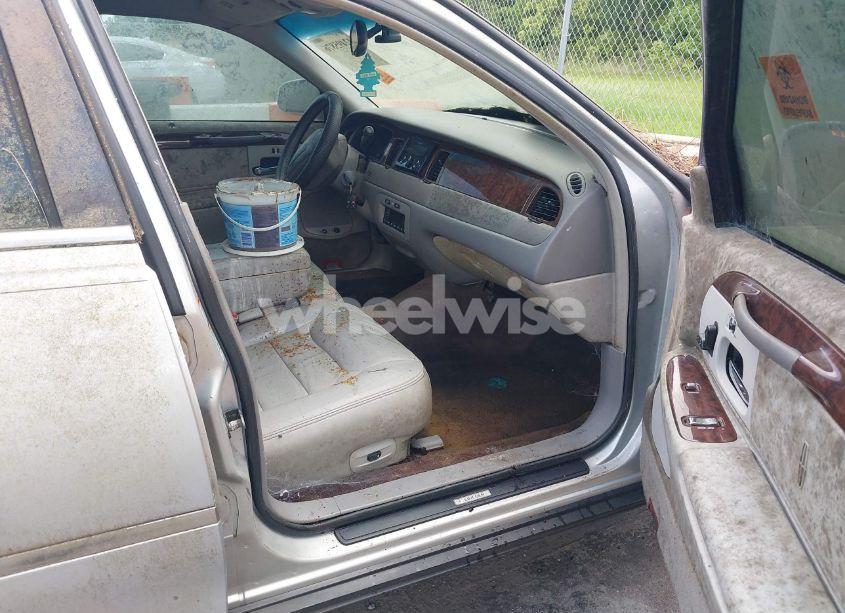 Photo 5 of 2000 Lincoln Town CAR SIGNATURE (VIN 1LNHM82W3YY859857)