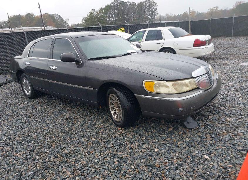 2001 Lincoln Town CAR SIGNATURE (VIN 1LNHM82W41Y658393) main photo