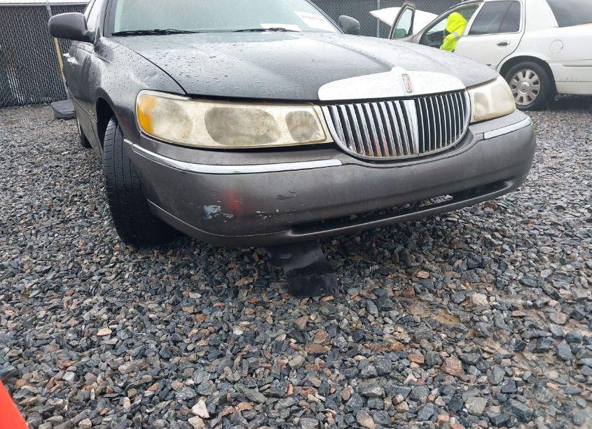 Photo 12 of 2001 Lincoln Town CAR SIGNATURE (VIN 1LNHM82W41Y658393)