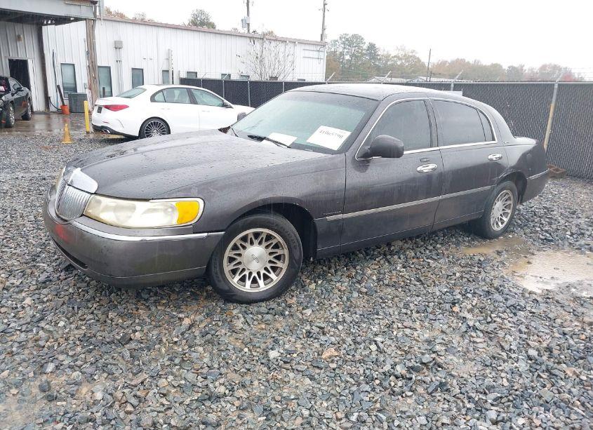 Photo 2 of 2001 Lincoln Town CAR SIGNATURE (VIN 1LNHM82W41Y658393)