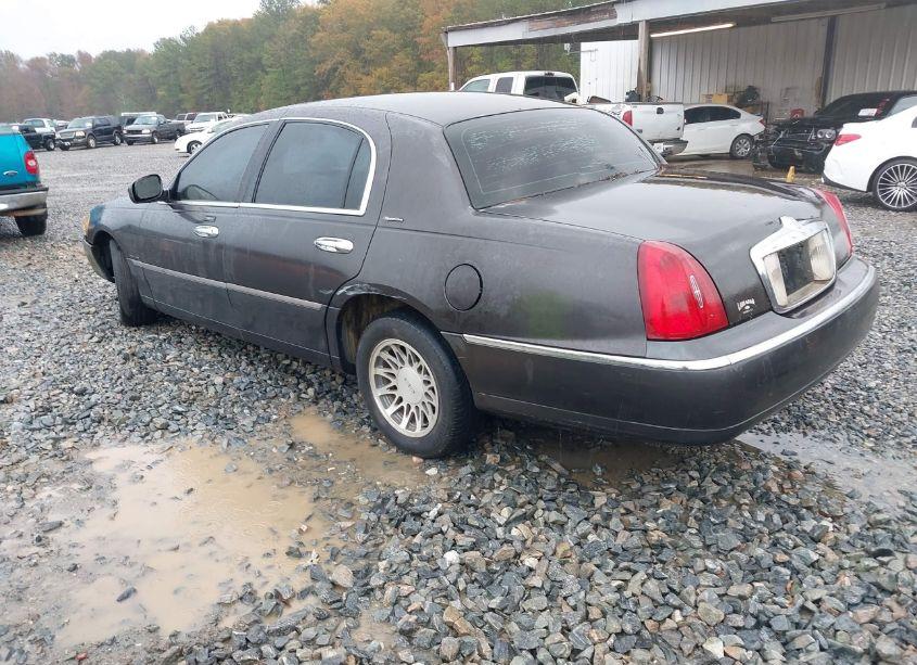 Photo 3 of 2001 Lincoln Town CAR SIGNATURE (VIN 1LNHM82W41Y658393)