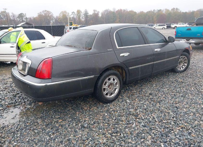 Photo 4 of 2001 Lincoln Town CAR SIGNATURE (VIN 1LNHM82W41Y658393)
