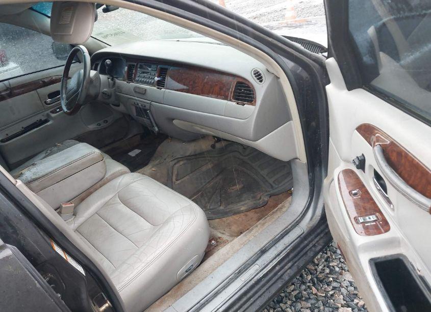 Photo 5 of 2001 Lincoln Town CAR SIGNATURE (VIN 1LNHM82W41Y658393)