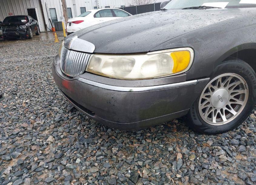 Photo 6 of 2001 Lincoln Town CAR SIGNATURE (VIN 1LNHM82W41Y658393)