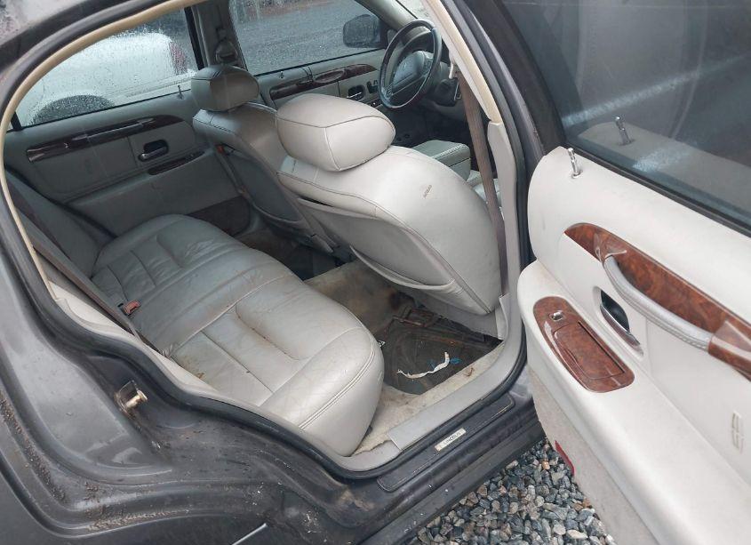 Photo 8 of 2001 Lincoln Town CAR SIGNATURE (VIN 1LNHM82W41Y658393)