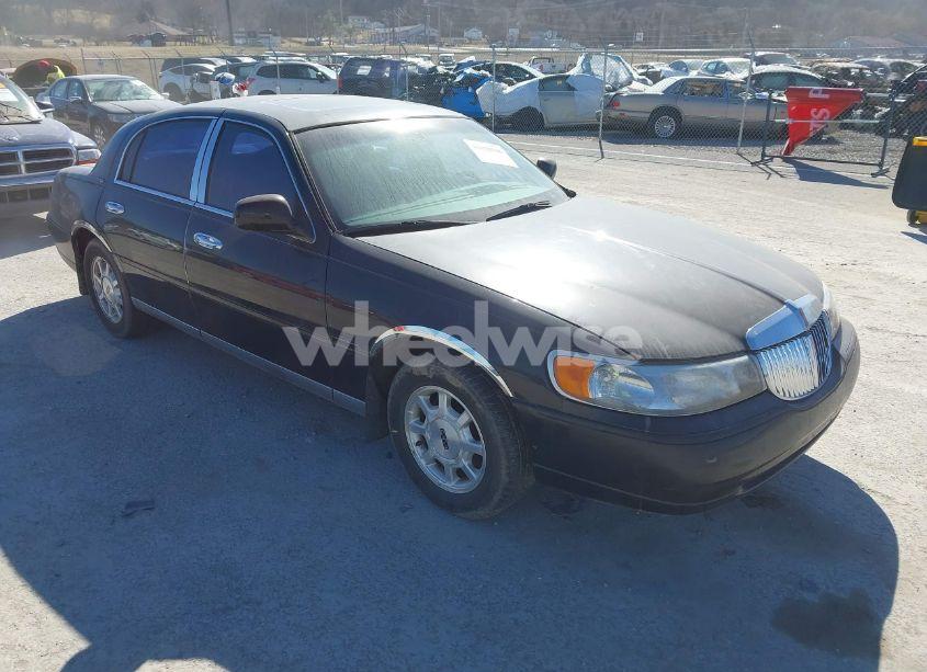 2001 Lincoln Town CAR SIGNATURE (VIN 1LNHM82W41Y724070) main photo