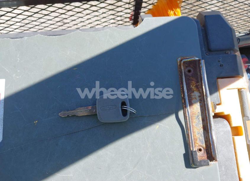 Photo 11 of 2001 Lincoln Town CAR SIGNATURE (VIN 1LNHM82W41Y724070)