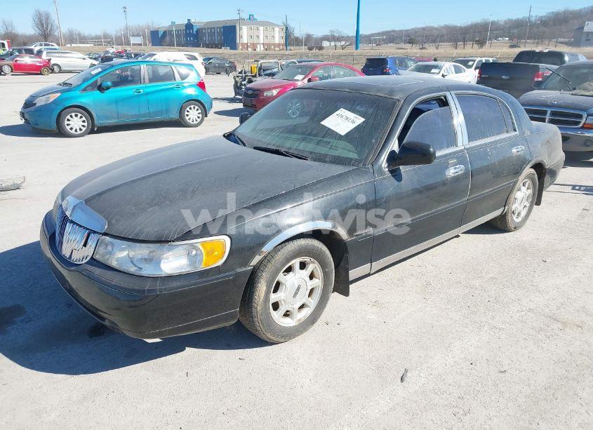 Photo 2 of 2001 Lincoln Town CAR SIGNATURE (VIN 1LNHM82W41Y724070)