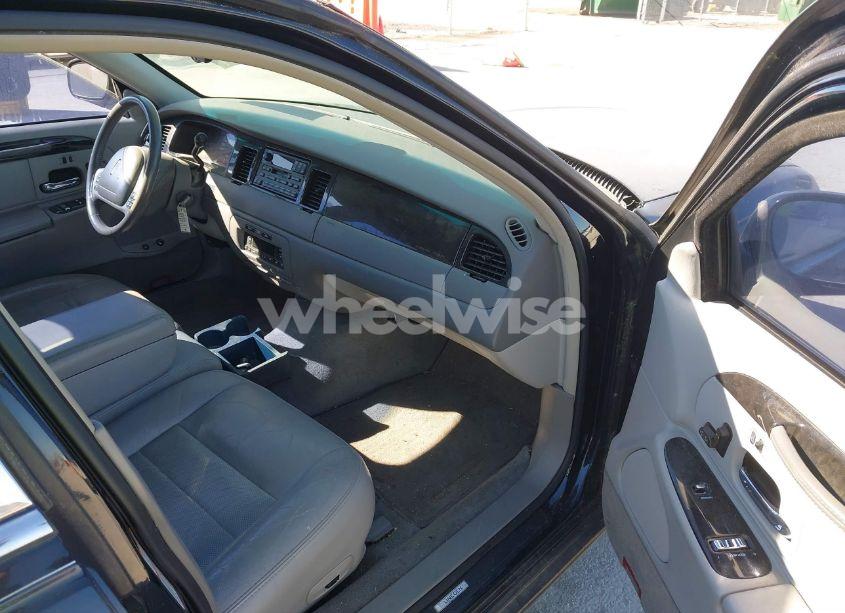 Photo 5 of 2001 Lincoln Town CAR SIGNATURE (VIN 1LNHM82W41Y724070)