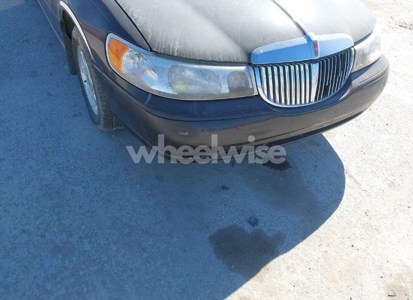 Photo 6 of 2001 Lincoln Town CAR SIGNATURE (VIN 1LNHM82W41Y724070)