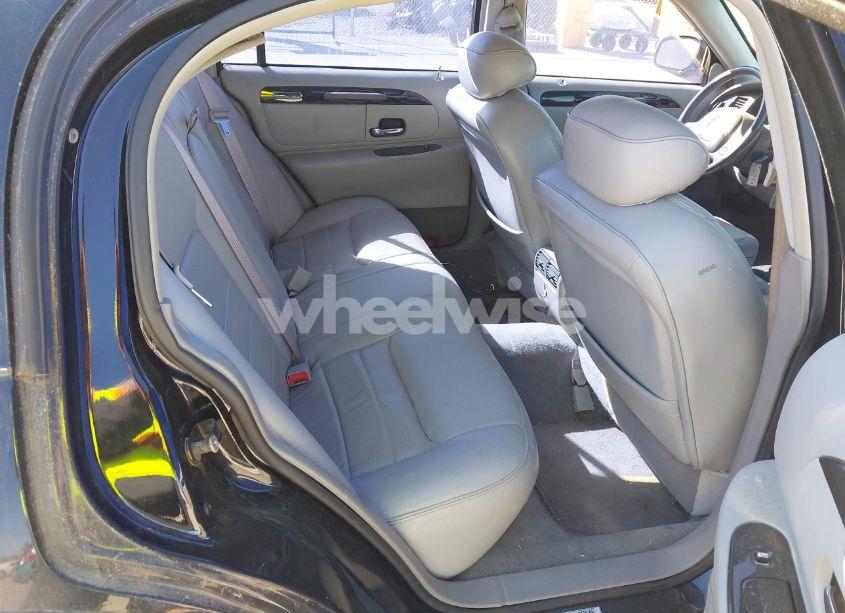 Photo 8 of 2001 Lincoln Town CAR SIGNATURE (VIN 1LNHM82W41Y724070)