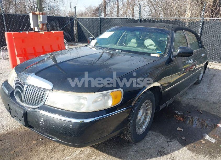 Photo 2 of 2000 Lincoln Town CAR SIGNATURE (VIN 1LNHM82W4YY794291)