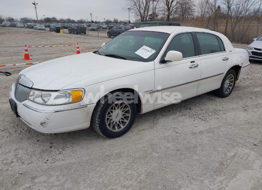 Photo 2 of 2000 Lincoln Town CAR SIGNATURE (VIN 1LNHM82W4YY820792)